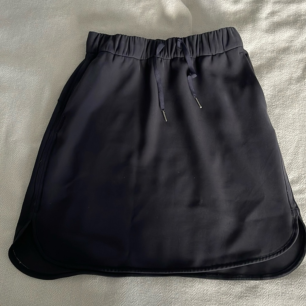 Black Lululemon On The Fly Skirt, size 6